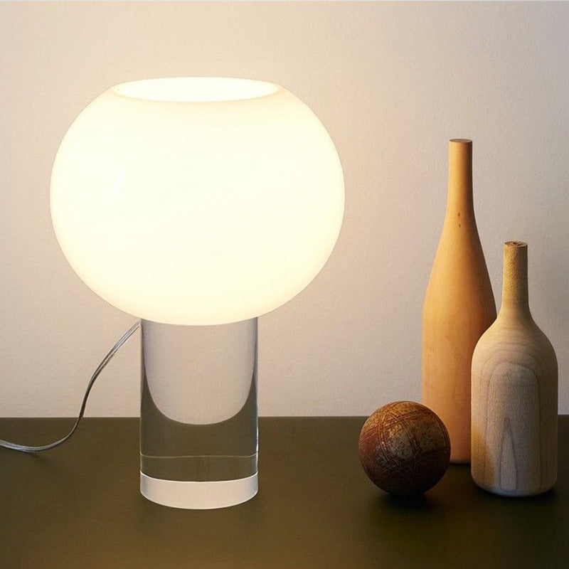 Moderne Tischlampe mit elegantem Globusschirm