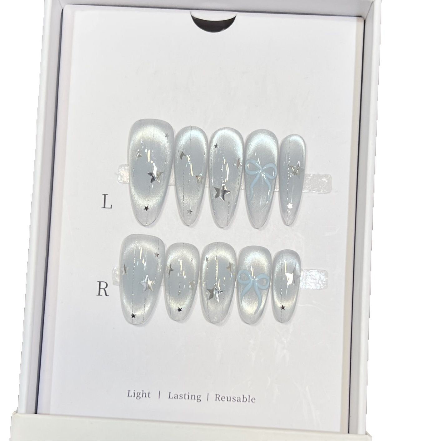 Dekorativer Stiletto Press-On Nagelset mit Stern- und Bogenakzenten Brehn