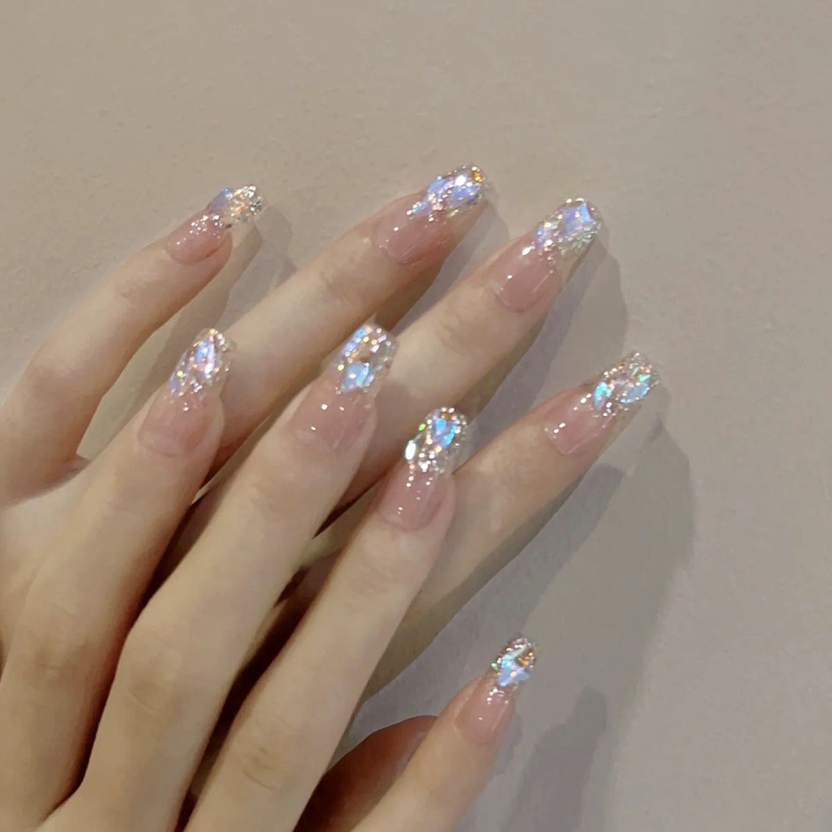 Glamouröse Nagelkunst mit holografischen Akzenten Brehn