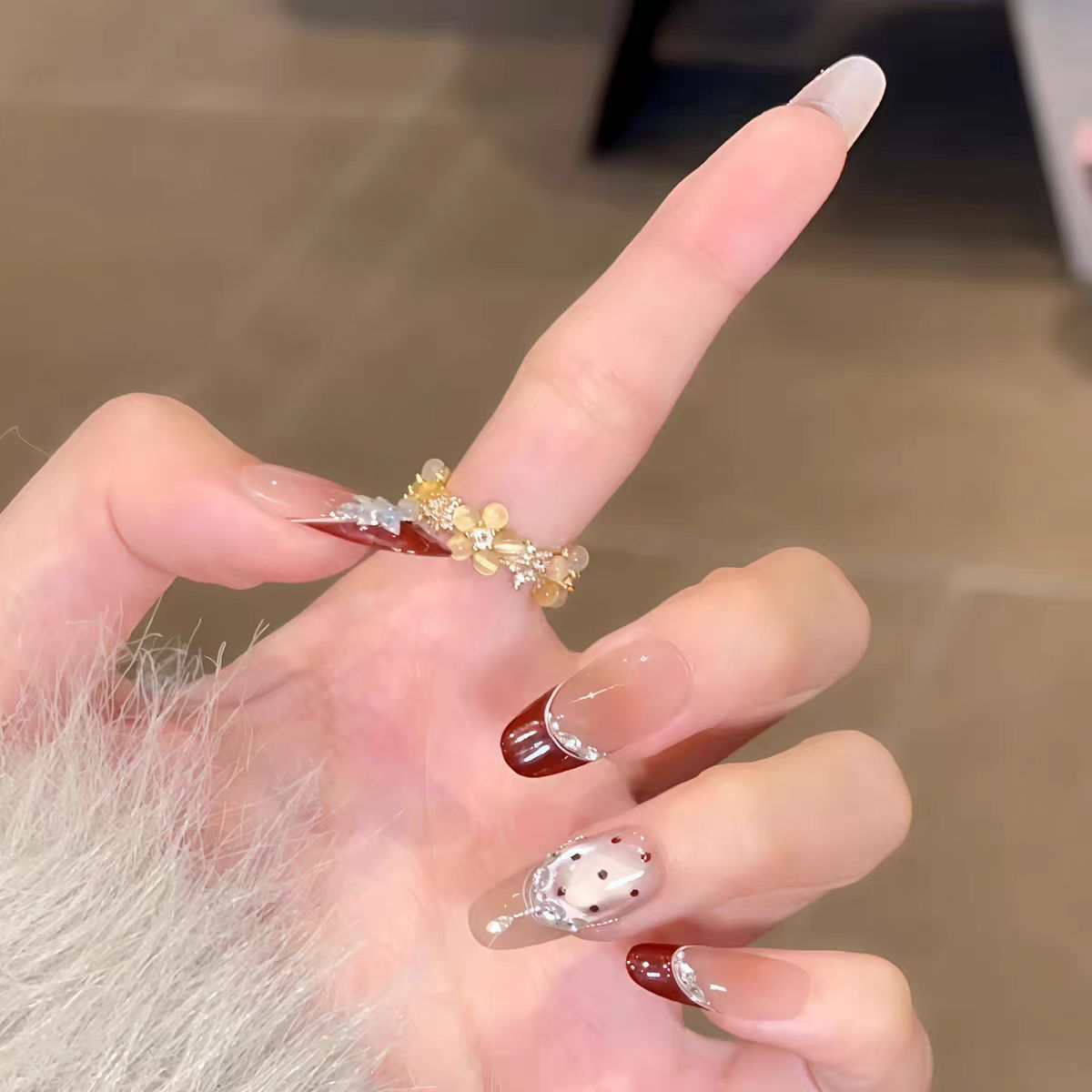 Künstlerisches Langes Stiletto Press-On Nagelset mit Schleife und Edelsteinakzenten Brehn