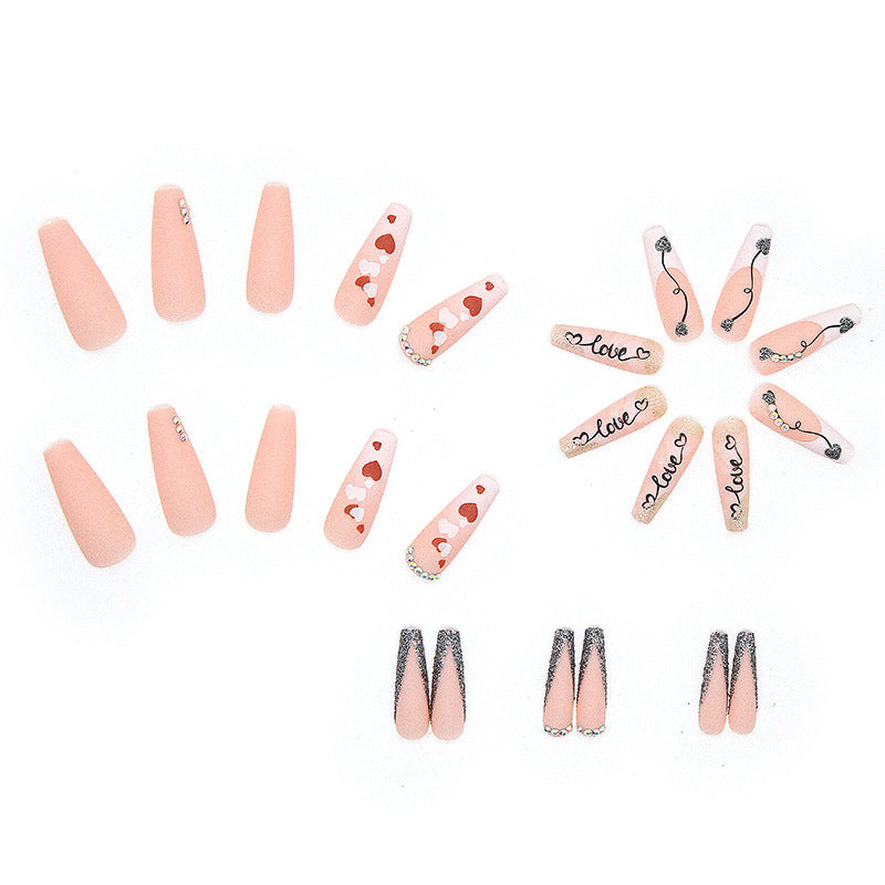 Kunstnagelset mit romantischen Herz- und Glitzerverzierungen Brehn