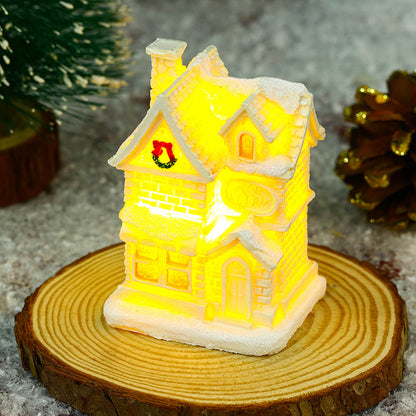 Beleuchtetes Weihnachtsdorfhaus mit festlicher Dekoration Brehn