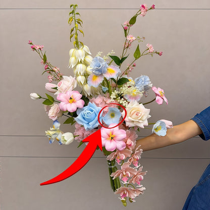 Lebensechter Blumenstrauß mit gemischten Blüten und Blattwerk