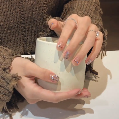 Kunstvolle Nagelkunst mit Glitzerakzenten und eleganten Details Brehn