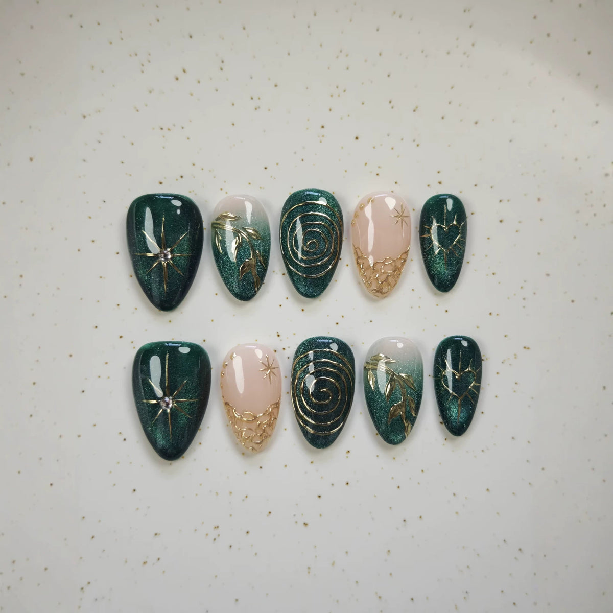 Künstlerisches Press-On-Nagelset mit anpassbaren Designs