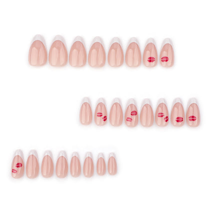 Kunstvolle Nagelverlängerungen mit glamourösem Lippen-Design Brehn