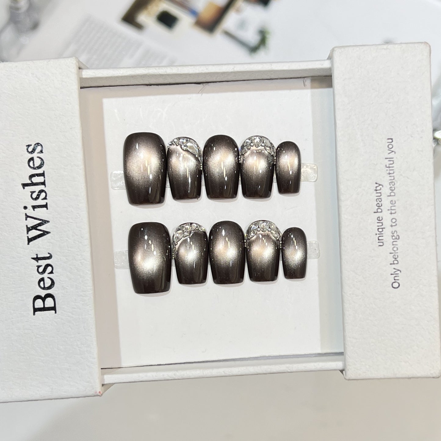 Elegantes Press-On-Nagelkunst-Set mit Strass-Akzenten Brehn