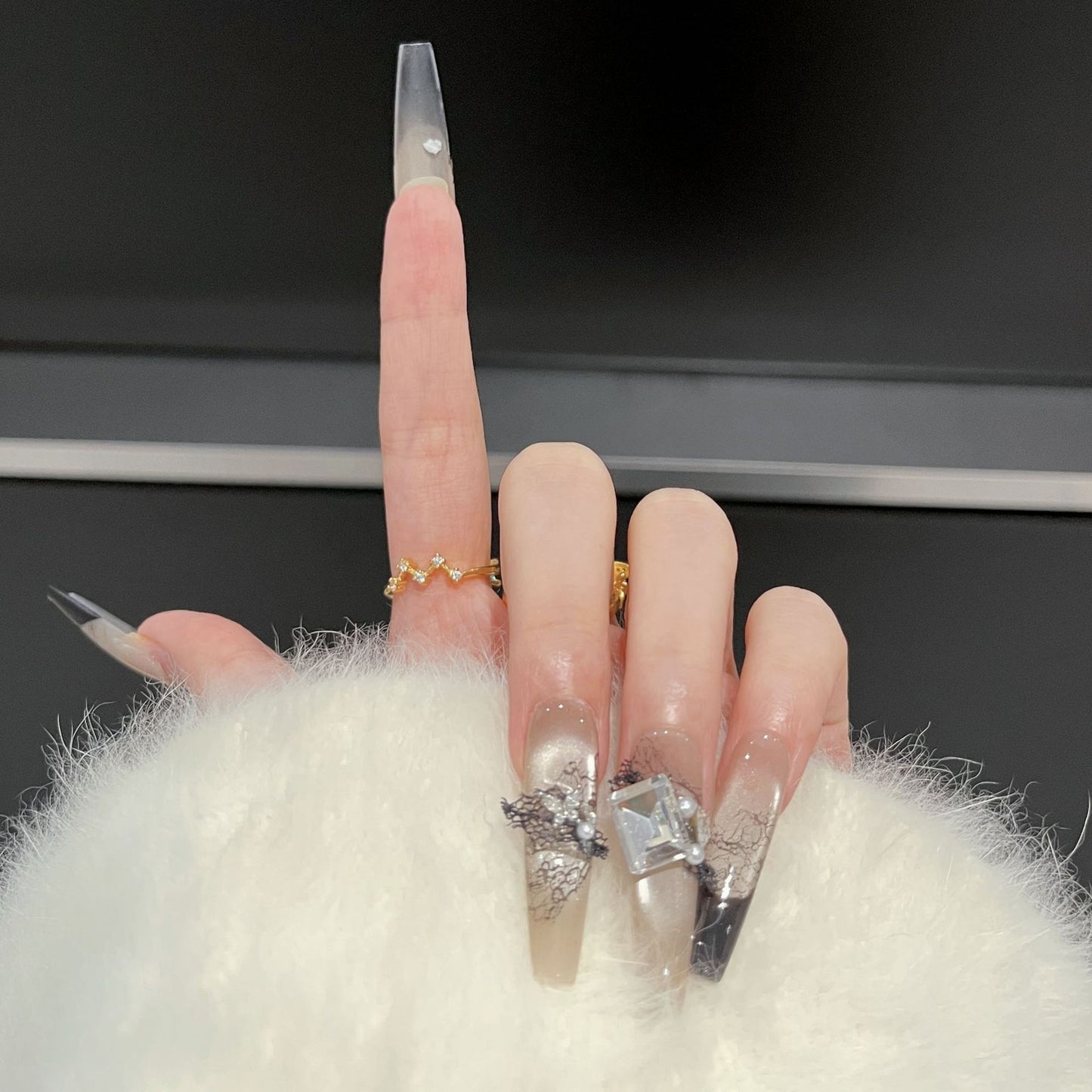 Künstlerisches Press-On-Nagelset mit einzigartigen Spitzen- und Edelsteinakzenten Brehn