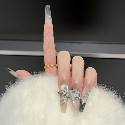 Künstlerisches Press-On-Nagelset mit einzigartigen Spitzen- und Edelsteinakzenten Brehn