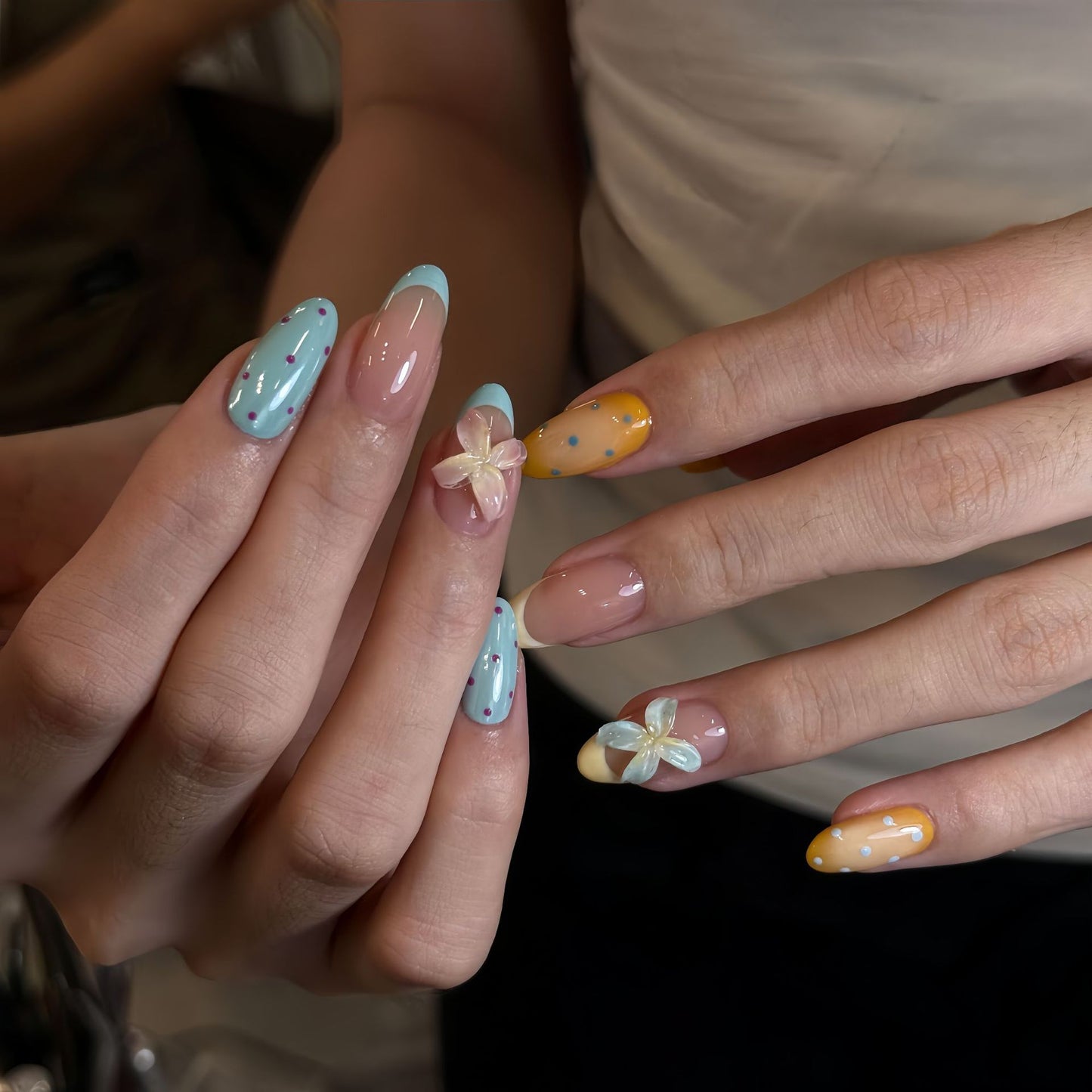 Künstliche Hand-Nail Art mit Floralen Akzenten Brehn
