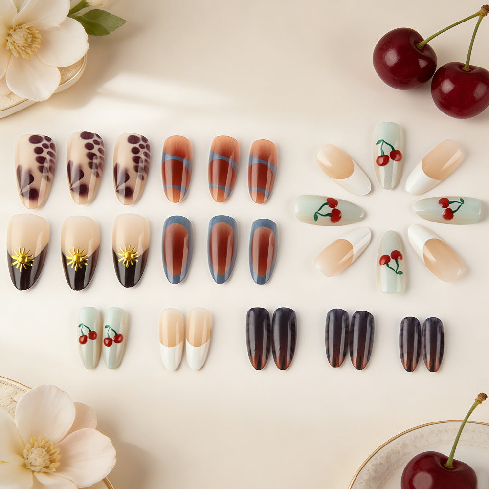 Künstlerisches Press-On-Nagel-Set mit floralen und geometrischen Mustern Brehn