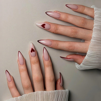 Kunstnagelset mit romantischen Herzen und eleganten Spitzen Brehn