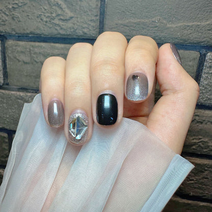 Glamorous Press-On Nail Design Brehn