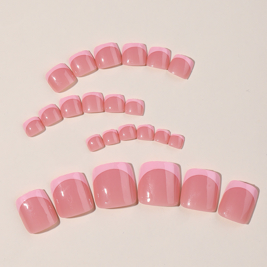 Fußnagelkunstset mit elegantem French-Design und Glitzerakzenten Brehn