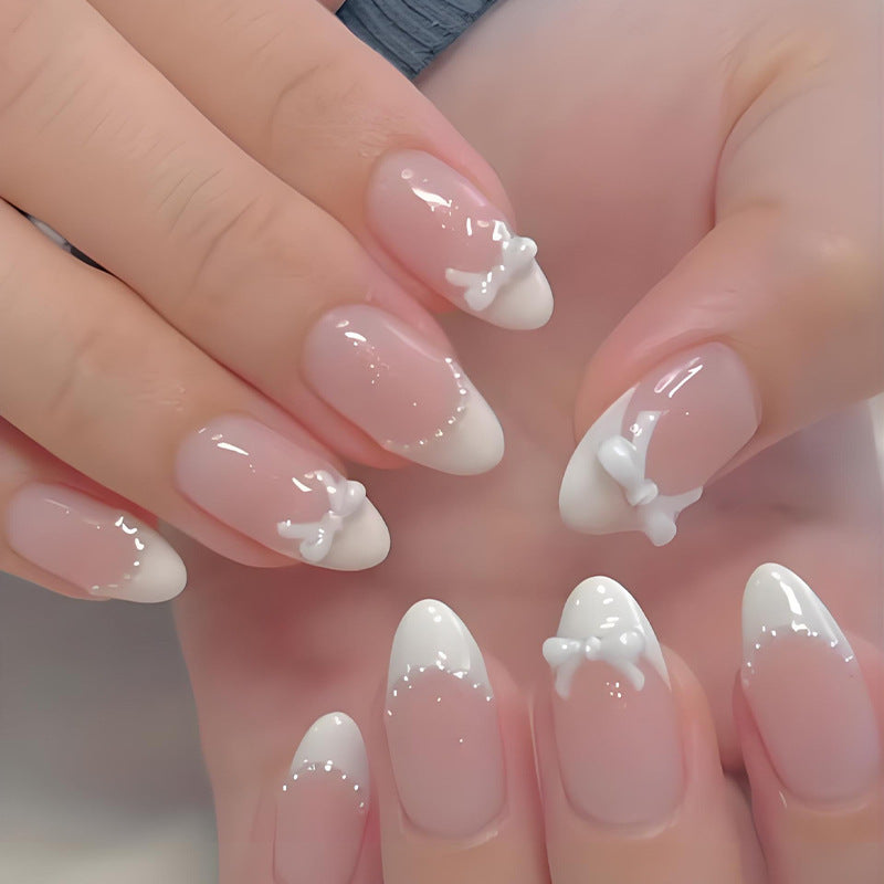 Kunstnagelset mit eleganten Schleifen und Spitzen Brehn