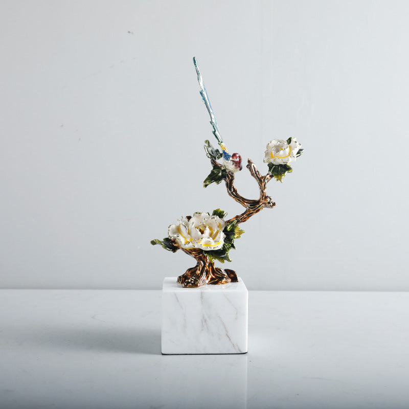 Zierliche Vogel- und Blumenskulptur