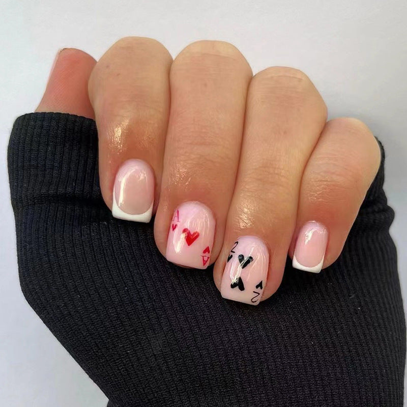 Verspielte Nagelkunst im Spielkarten-Design Brehn
