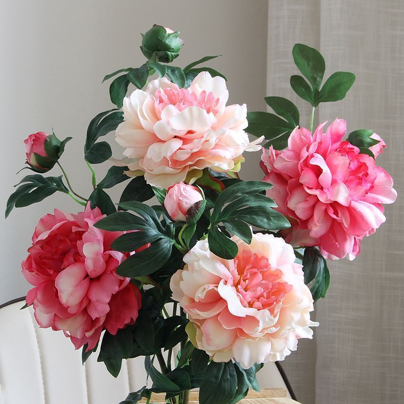 Lebensechte Pfingstrosen-Blumenarrangement