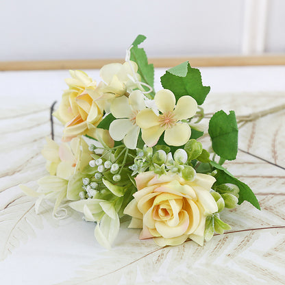 Dekorative Blumenarrangements für die Wohnkultur