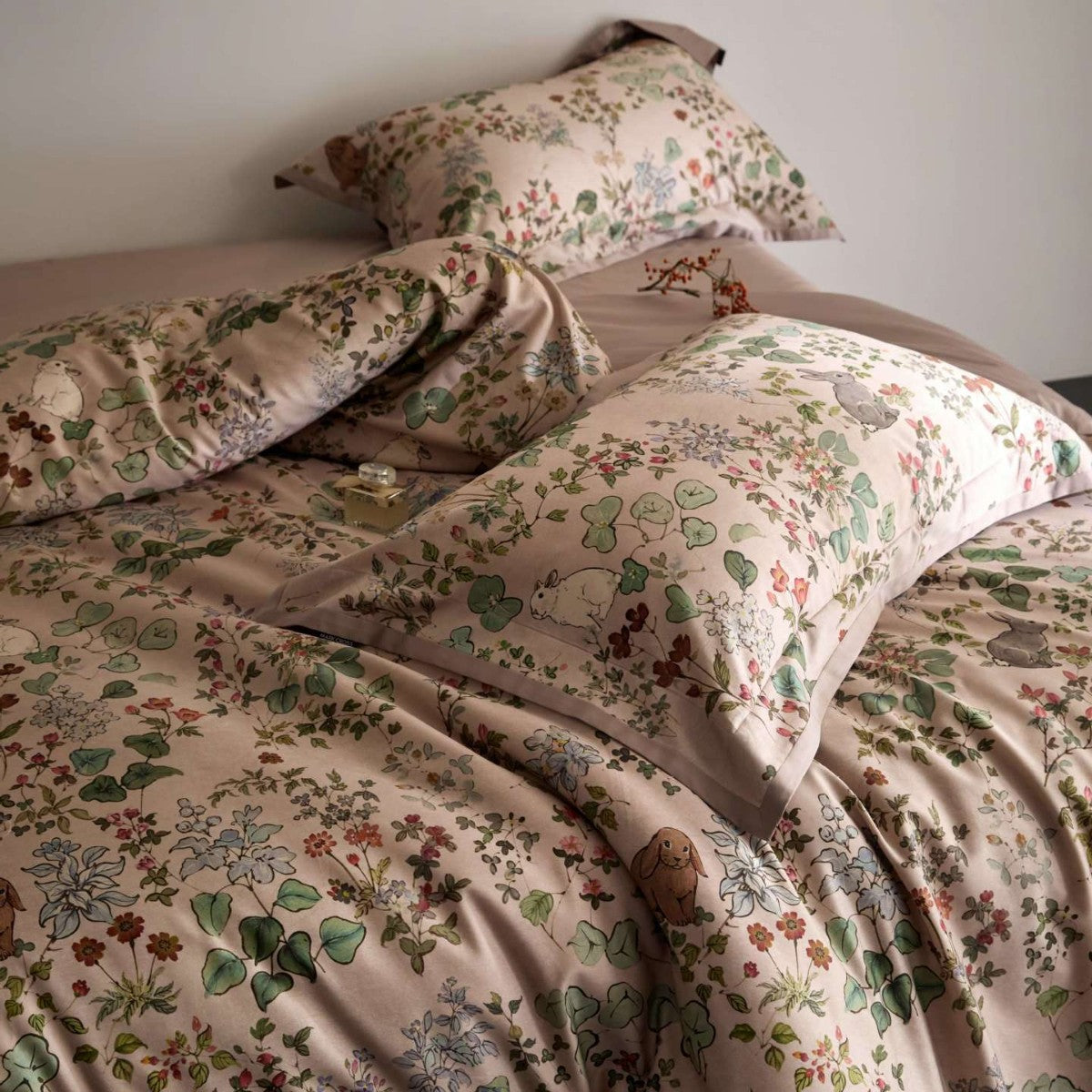 Luxuriöses Satin-Bettwäsche-Set mit floralem und Beerenmotiv