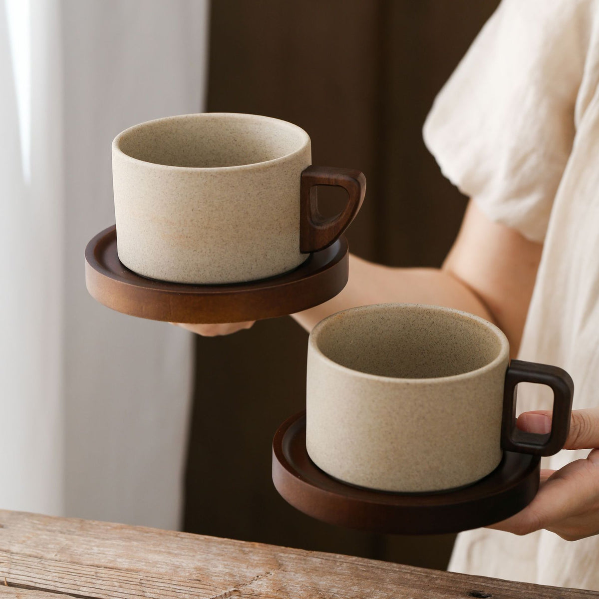 Keramikbecher mit Holzgriff und Untertasse