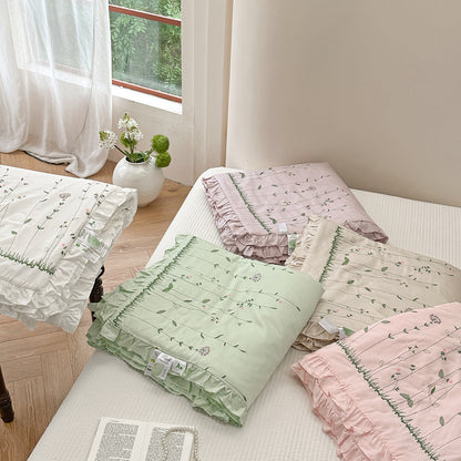 Gestepptes Rüsch-Bettbezug-Set mit floral bedruckten Baumwollsatin-Kissenbezügen