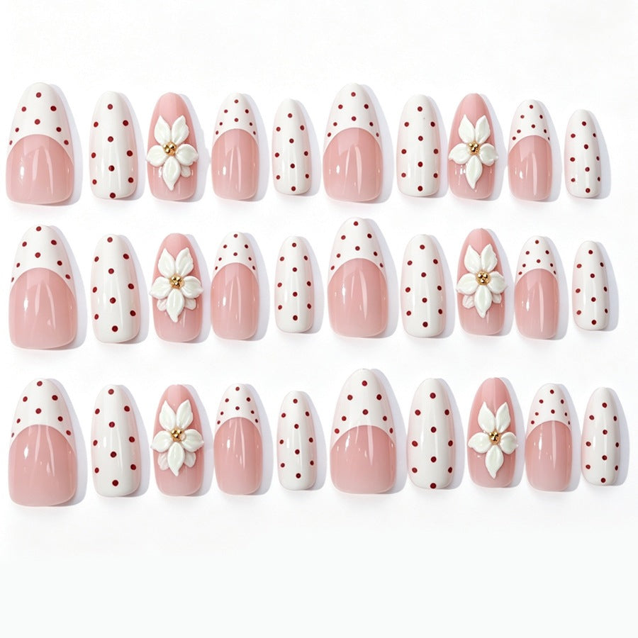 Kunstnagelset mit zarten Blüten- und Puntierungselementen Brehn