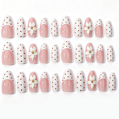 Kunstnagelset mit zarten Blüten- und Puntierungselementen Brehn