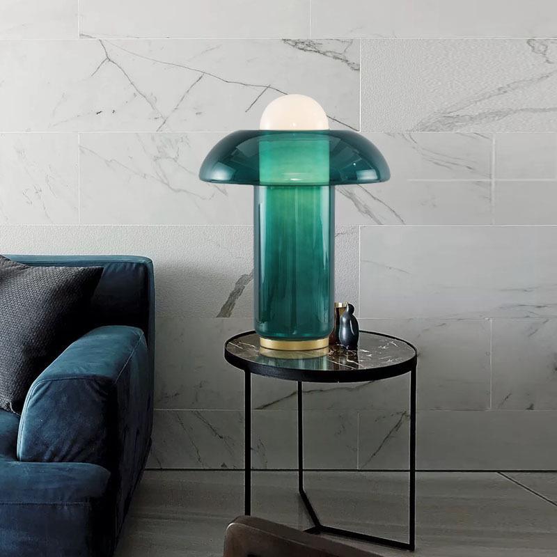 Moderne Tischleuchte mit elegantem Glasschirm