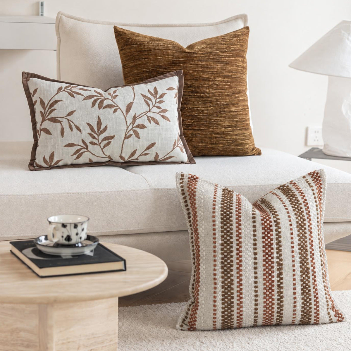 Dekoratives Kissen mit floralem Motiv