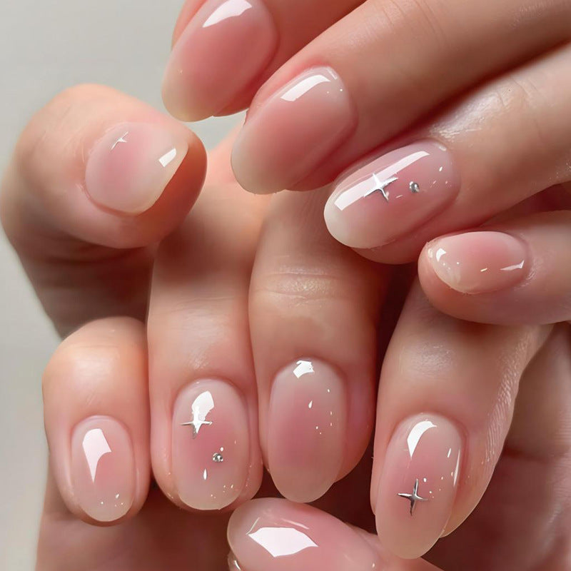 Kunstnagelset mit elegantem French-Akzent und Glitzerdetails Brehn