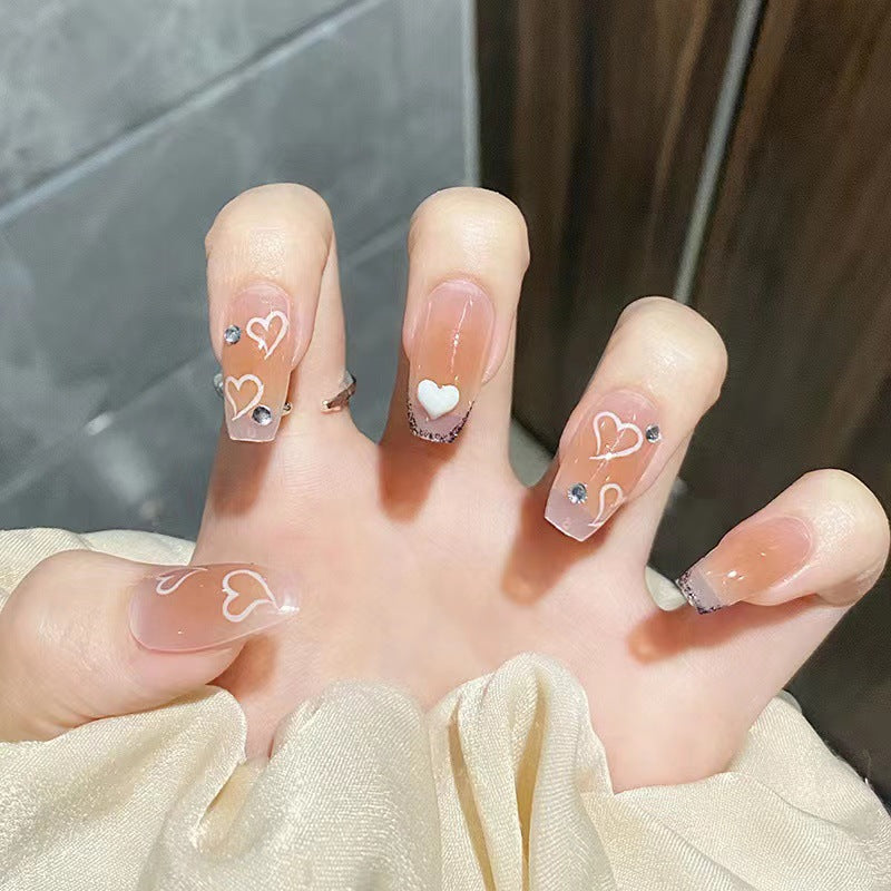 Kunstvolle Nagelspitzen im Herzdesign Brehn