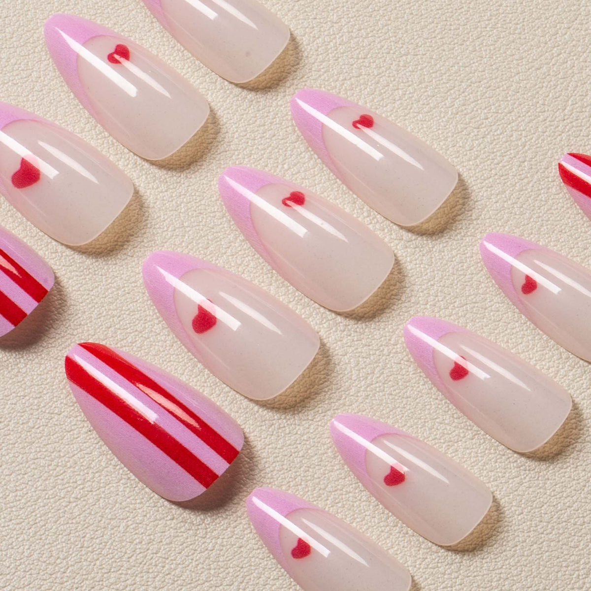 Kreative gestreifte Nagelkunst