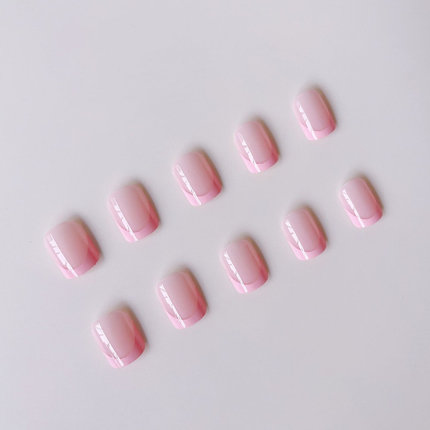 Kunstnagelset mit modernen French-Spitzen und elegantem Glanz Brehn
