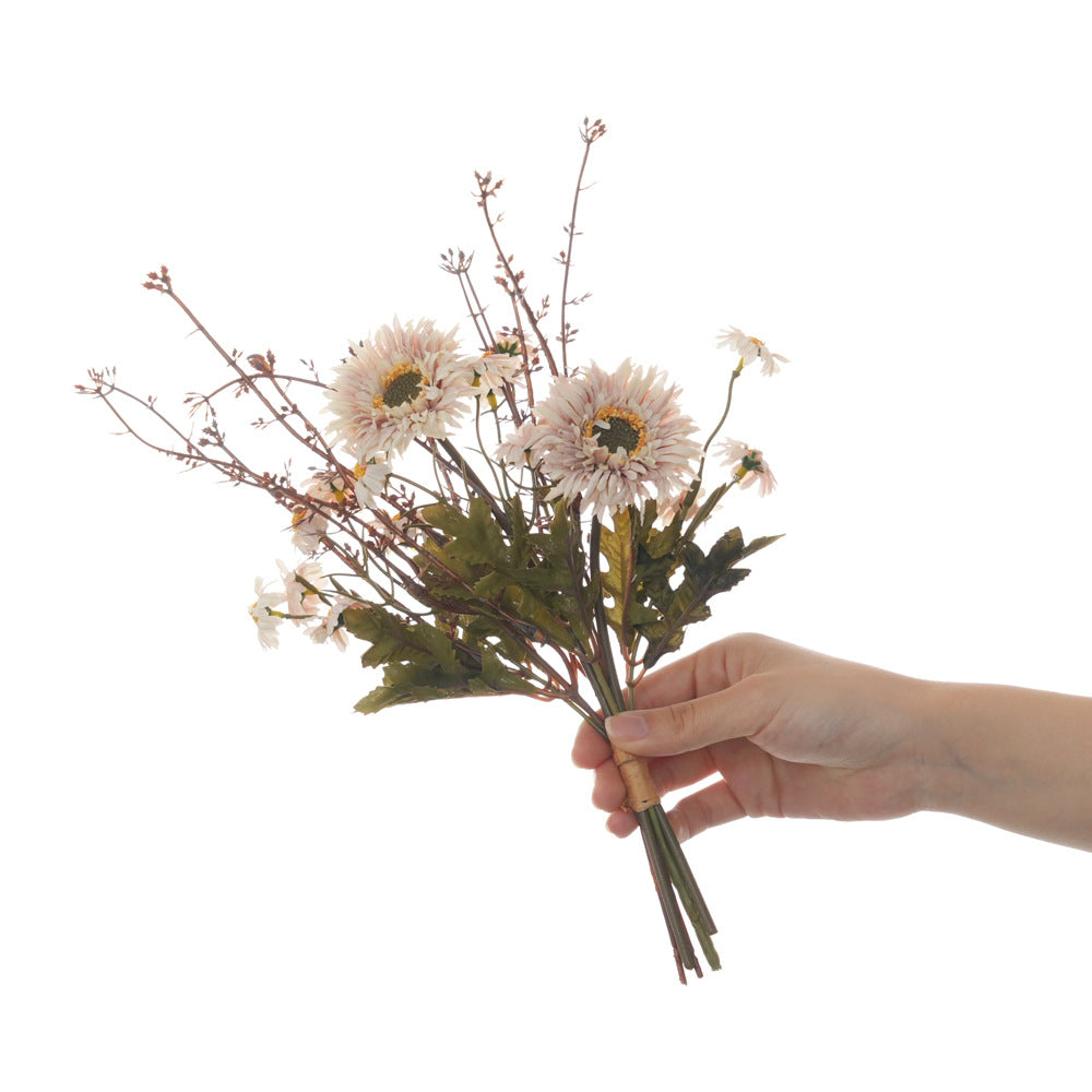 Lebensechte Blumenstrauß-Anordnung