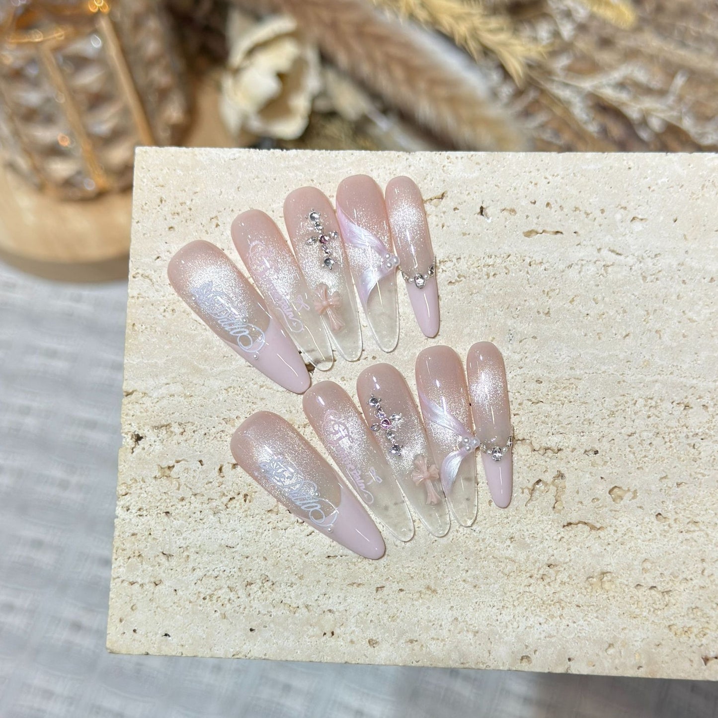 Elegantes Stiletto Press-On Nagelset mit komplexen Designs Brehn