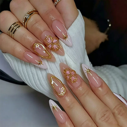 Kunstnagelset mit eleganten floralen und glamourösen Details Brehn