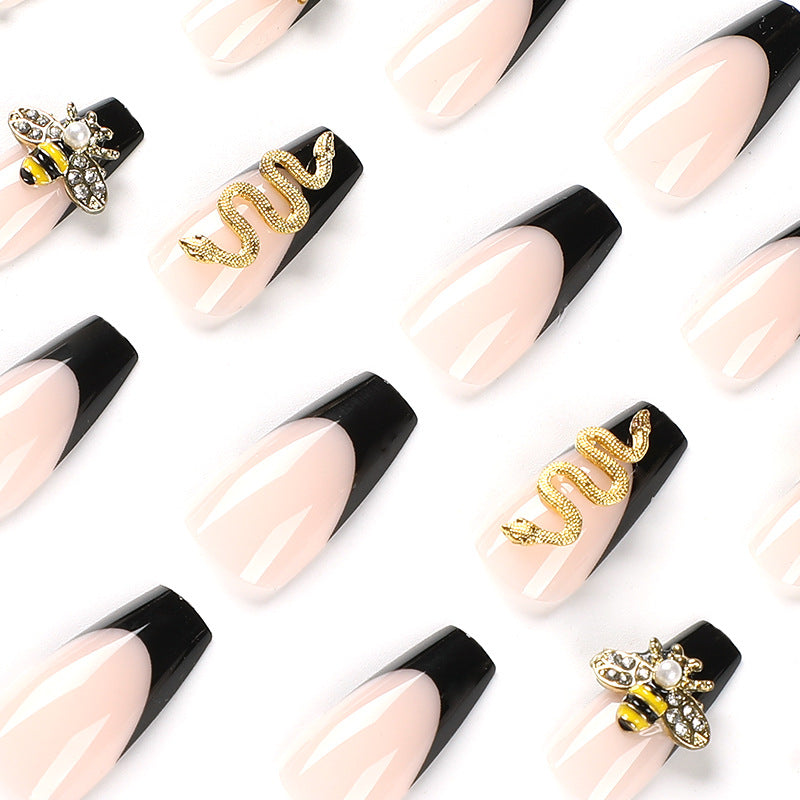 Kunstvolle Nageldesigns mit floralen und glamourösen Akzenten Brehn