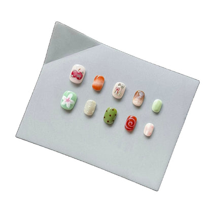 Künstlerisches Press-On-Nagelset mit einzigartigen Skizzen-Designs