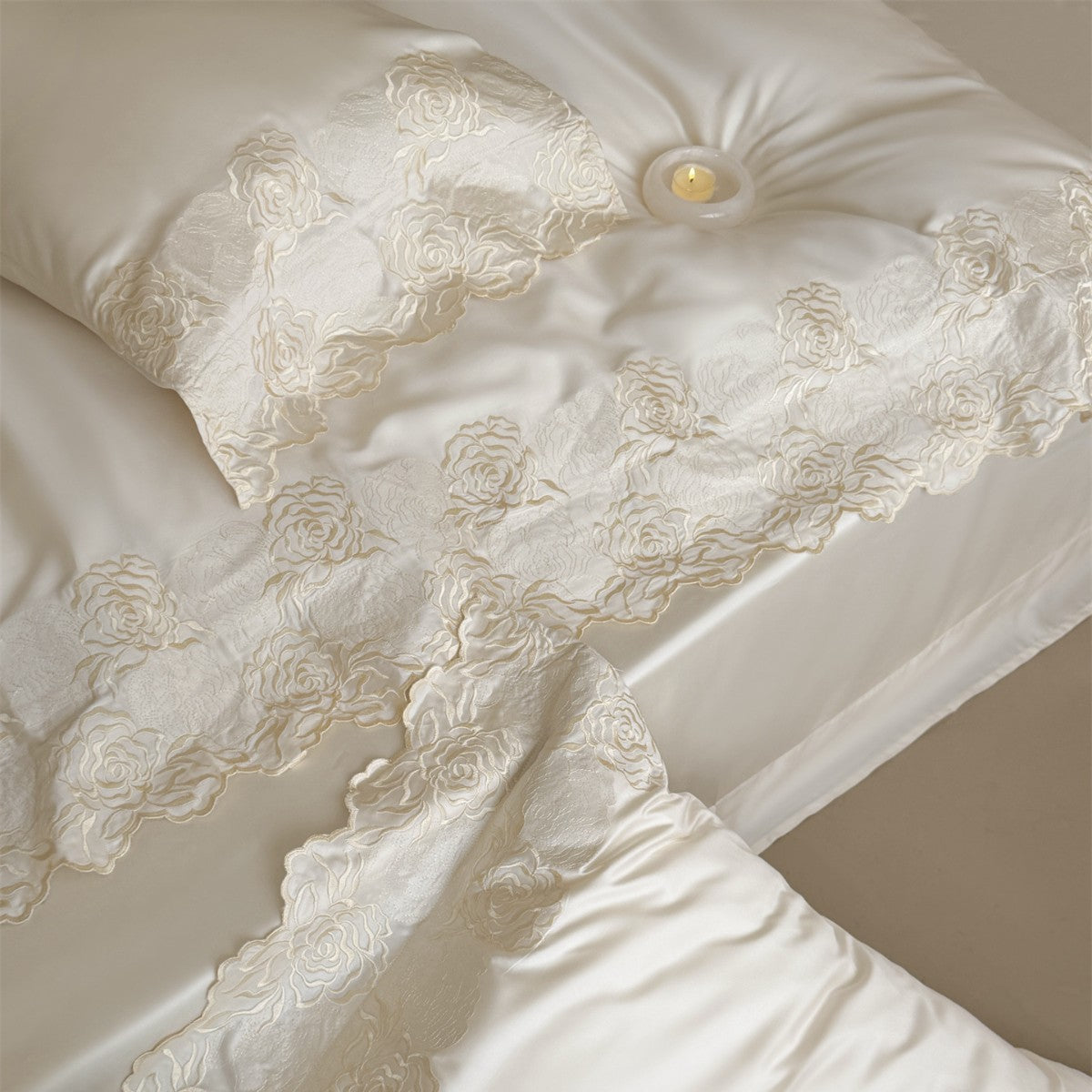Luxuriöses besticktes Satin-Bettbezug-Set mit gewelltem Rosen-Spitzenbesatz