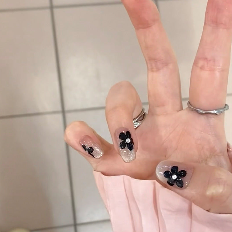 Kunstnagelset mit elegantem Blumendesign und glamourösen Akzenten Brehn