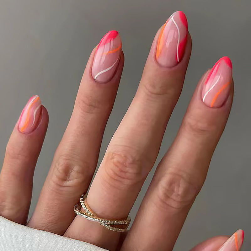 Kunstvolle Nagelspitzen mit geschwungenen Linien Brehn