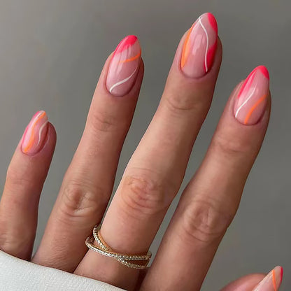 Kunstvolle Nagelspitzen mit geschwungenen Linien Brehn