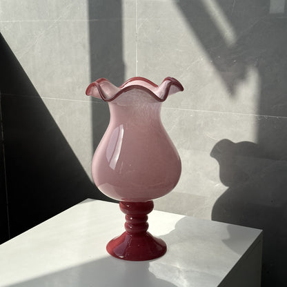 Handgeblasene Vase aus Kunstglas mit rüschigem Rand und Bulb-on-Pedestal Brehn