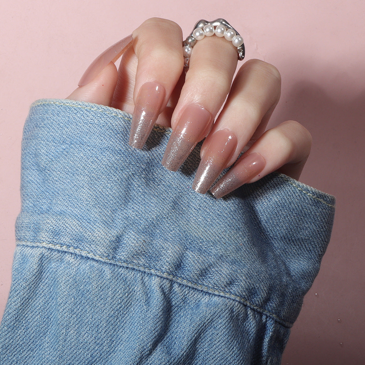 Glamouröse Glitzer-Gradient-Stilettnägel Brehn
