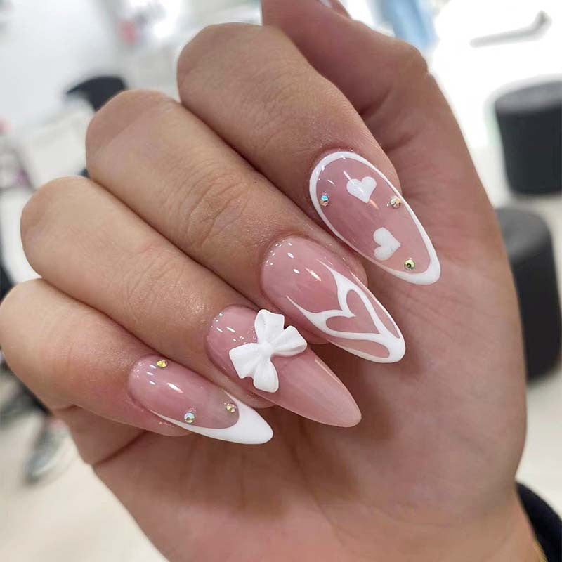 Kunstvolle Stiletto-Nägel mit Herz-Design Brehn