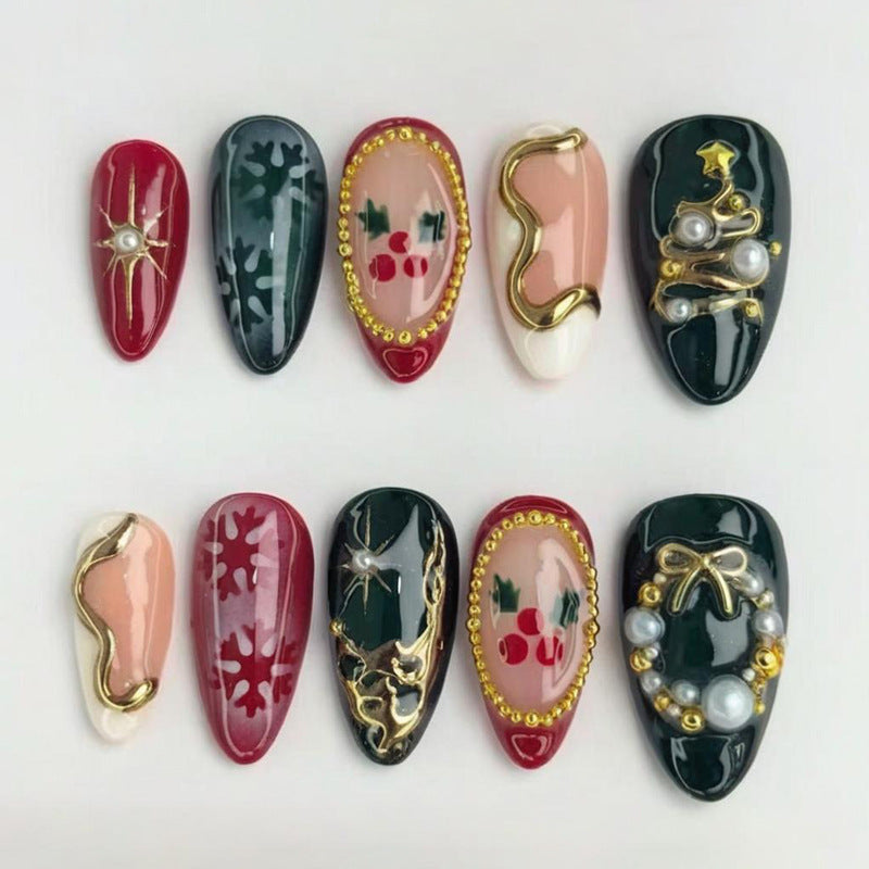 Kunstnagelset mit eleganten Weihnachtsmotiven und luxuriösen Verzierungen Brehn