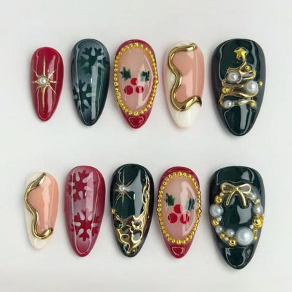 Kunstnagelset mit eleganten Weihnachtsmotiven und luxuriösen Verzierungen Brehn