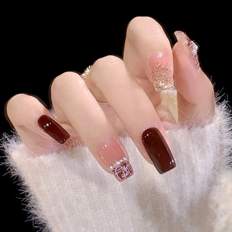 Modische Kunstfingernägel mit Glitzerdetails Brehn