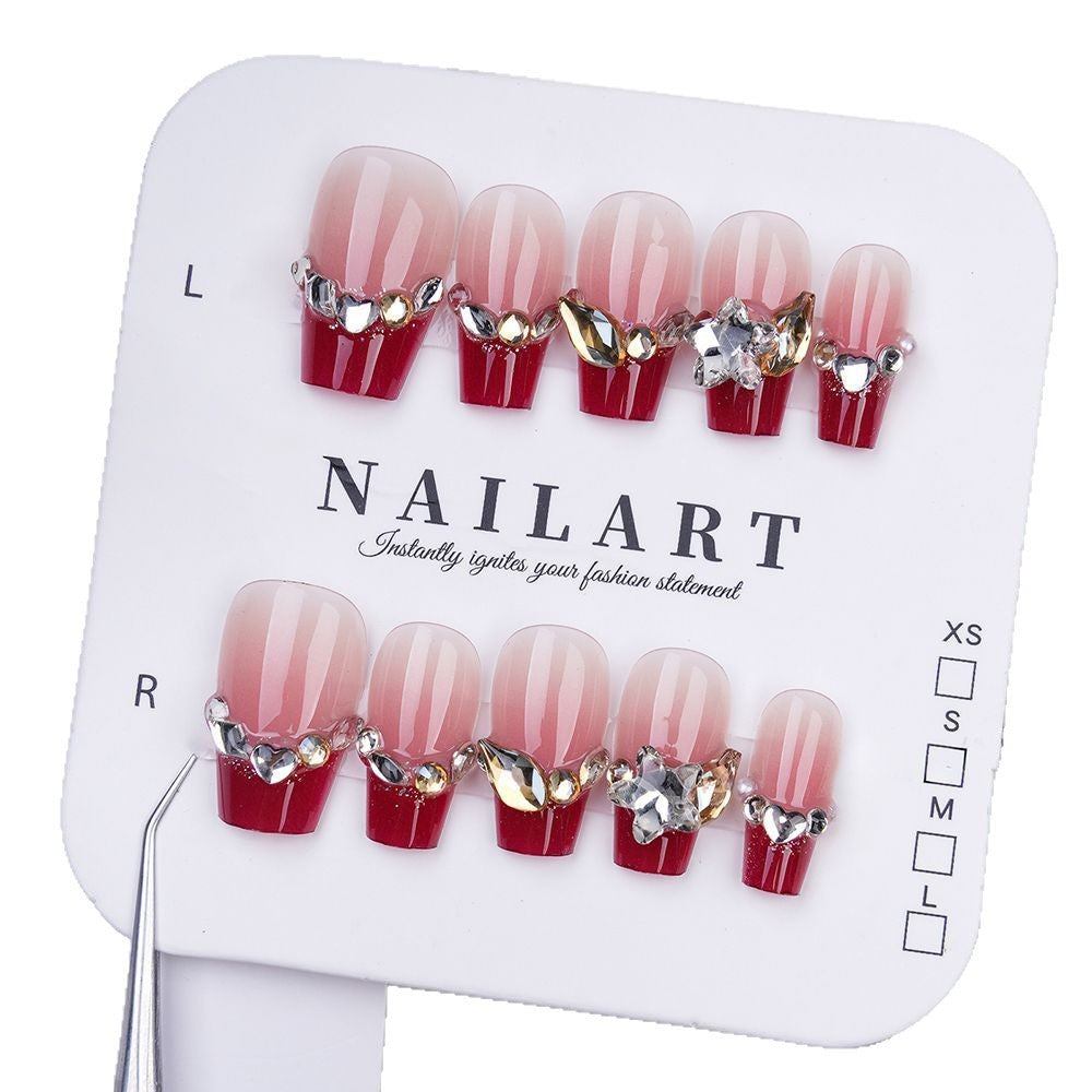 Dekorative Lange Stiletto Press-On Nägel mit Silberakzenten Brehn